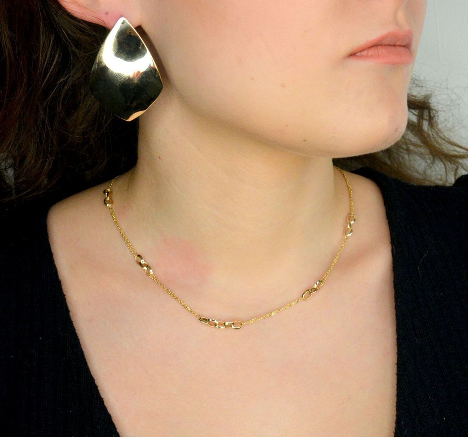 Naszyjnik złoty damski 375 celebrytka NA 3639 375  Delikatny naszyjnik wykonany z wysokiej jakości złota próby 375. Łańcuszek z prostych owalnych ogniw. Złoty naszyjnik idealnie sprawdzi się w.jpg